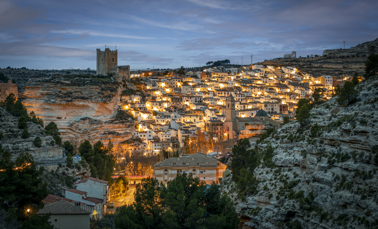 Alcalá del Júcar, Albacete, iluminado por la noche