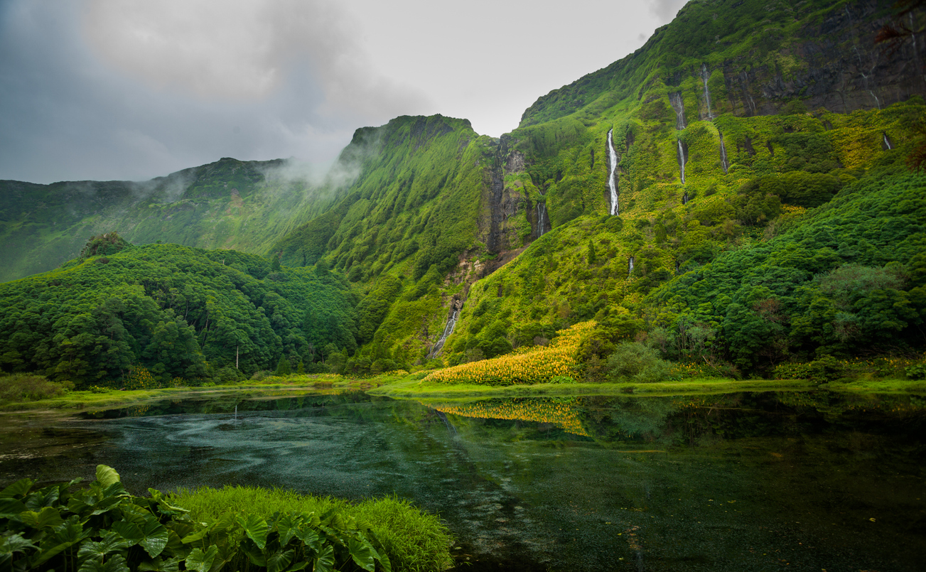 Cascada en Isla de Flores, Azores (Portugal)