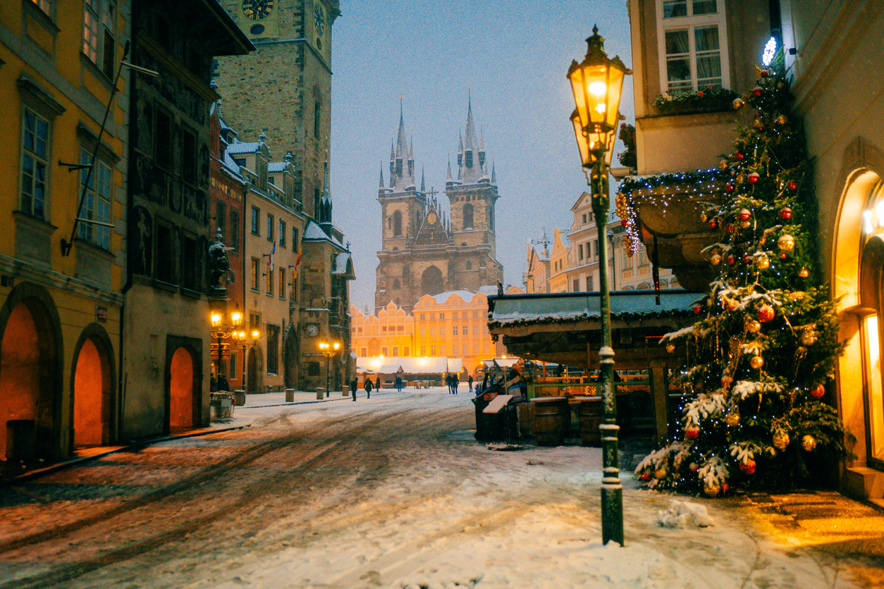 Calles nevadas de la ciudad de Praga, República Checa